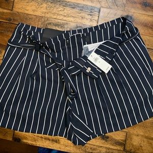 NWT: size 6 Banana Republic shorts
